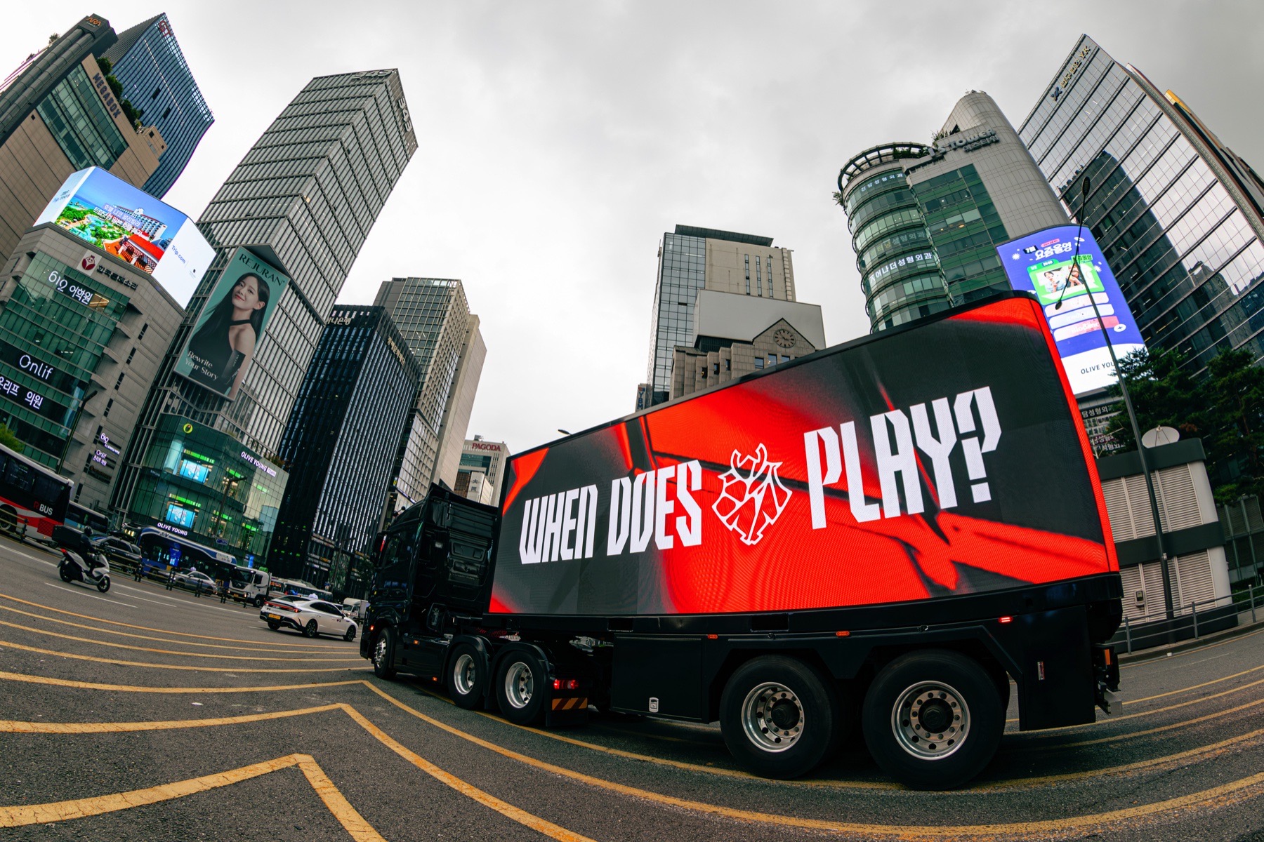 강남 도심에서 When Does G2 Play 영상을 송출하는 LED 트럭