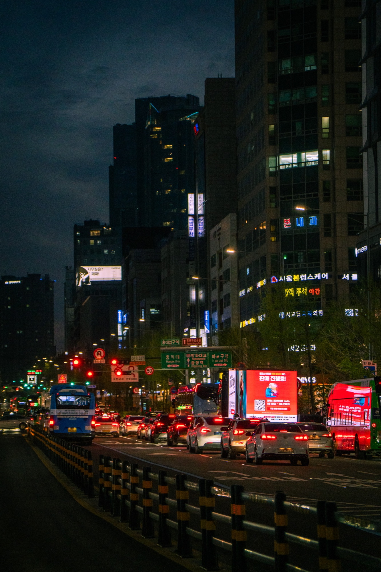 어스름한 양화로의 차량 행렬 속에서 빛나는 원피스 이모션 후면 LED
