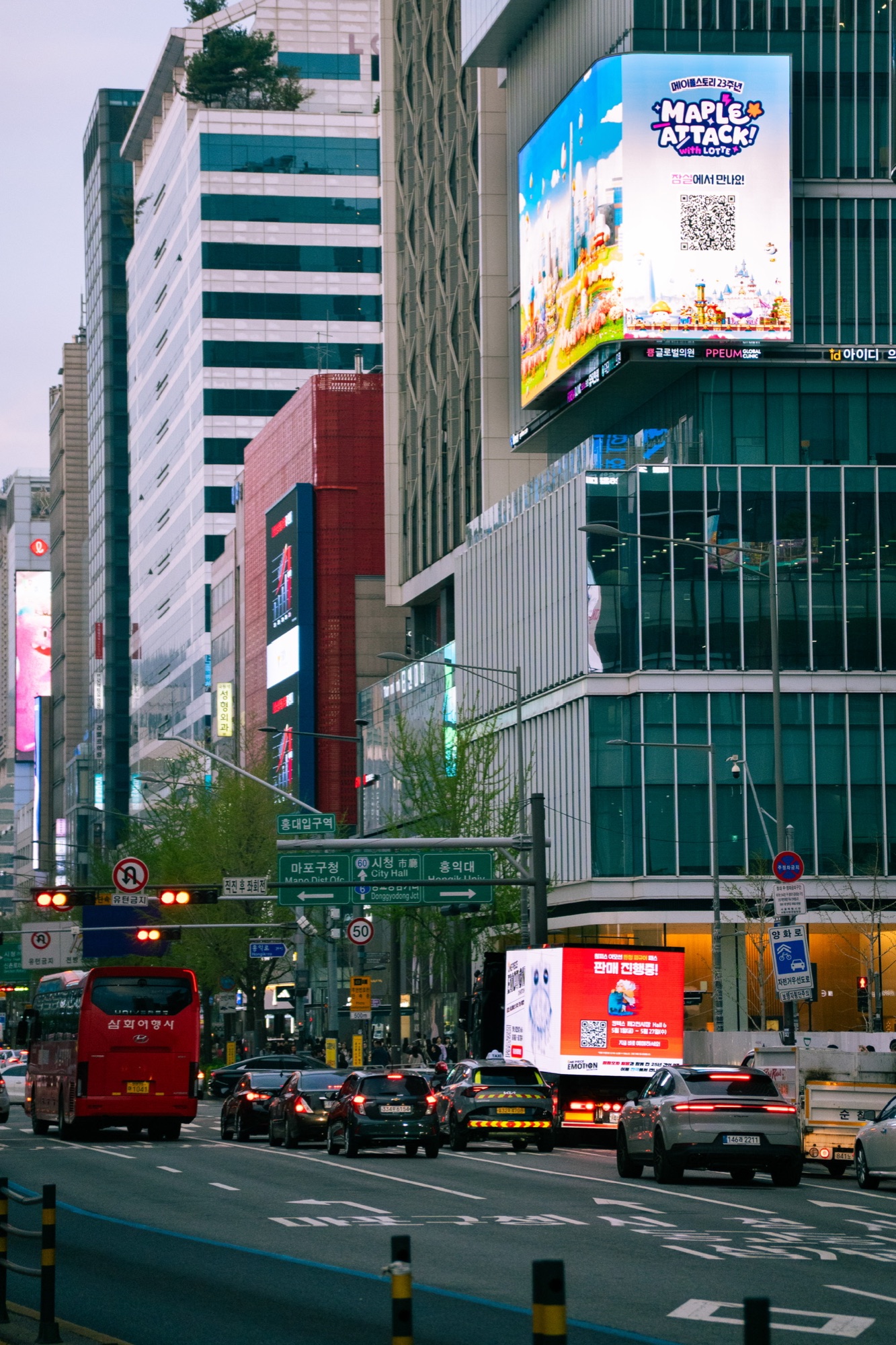 홍대입구역 주변 빌딩 사이로 이동하는 원피스 이모션 LED 트럭